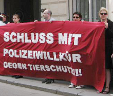 Der Spitzel Danielle Durand auf einer Kundgebung des VGT