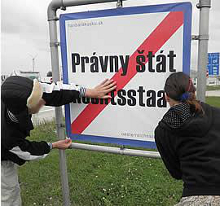Straßenblockade von MenschenrechtsaktivistInnen