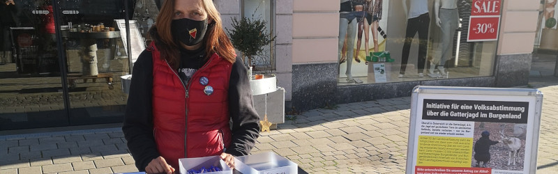 Daniela Noitz an einem Gatterjagd-Infostand.